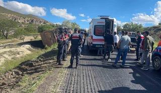 Asfalt &ccedil;alışmasında kamyon devrildi, s&uuml;r&uuml;c&uuml; yaralandı