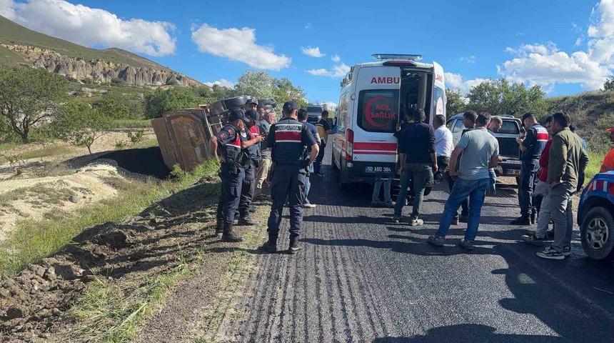 Asfalt &ccedil;alışmasında kamyon devrildi, s&uuml;r&uuml;c&uuml; yaralandı