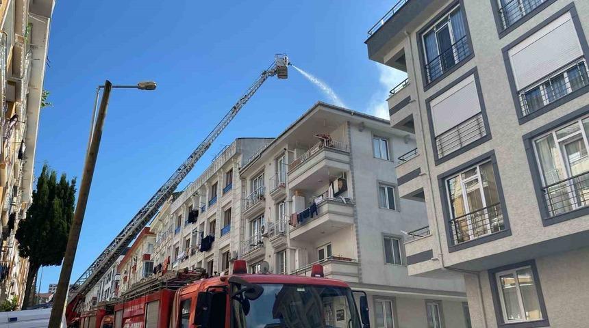 K&uuml;&ccedil;&uuml;k&ccedil;ekmece&rsquo;de korkutan &ccedil;atı yangını