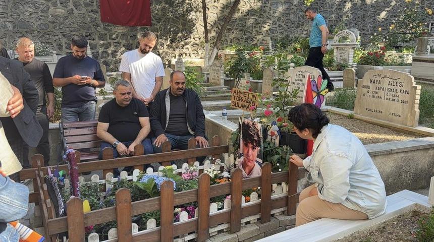 Narin G&uuml;ran'ın babası ve ağabeyi Mattia Ahmet Minguzzi'nin kabrini ziyaret etti