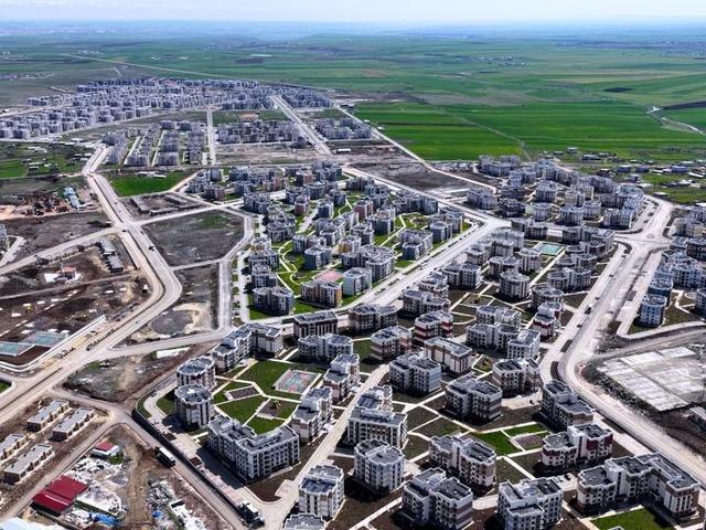&Ccedil;evre, Şehircilik ve İklim Değişikliği Bakanı Murat Kurum: "Oğlaklı&rsquo;da yeni bir şehir inşa ettik"