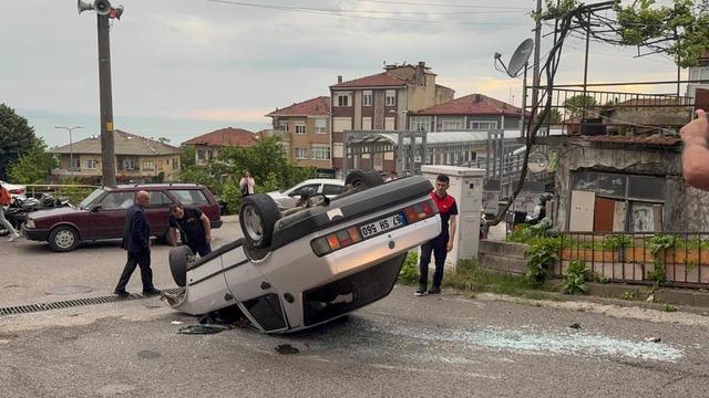 Freni boşalan otomobil takla attı: 2 yaralı
