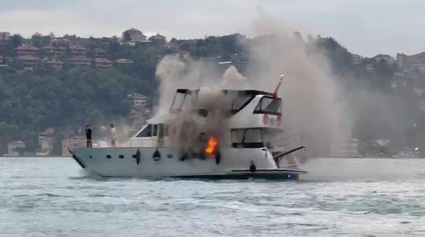 Bebek sahilinde tur teknesinde korkutan yangın: Ekipler seferber oldu