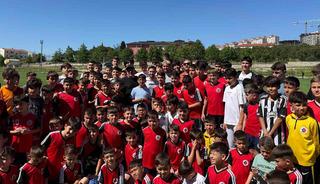 Cengiz &Uuml;nder, memleketi Balıkesir&rsquo;de sporcularla buluştu
