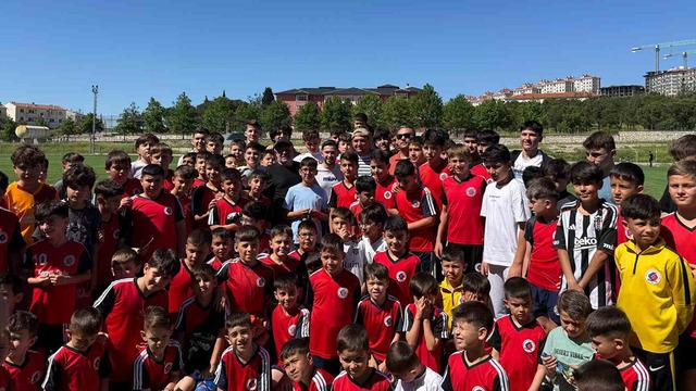 Cengiz Ünder, memleketi Balıkesir’de genç sporcularla buluştu