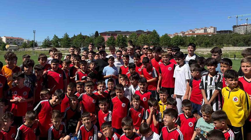 Cengiz &Uuml;nder, memleketi Balıkesir&rsquo;de gen&ccedil; sporcularla buluştu