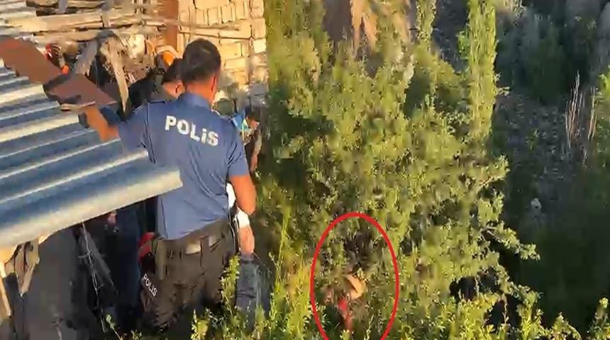 Tedaviyi reddedip ka&ccedil;tı başına gelmeyen kalmadı: Dere yatağına d&uuml;şt&uuml;, ağa&ccedil;ta asılı kaldı