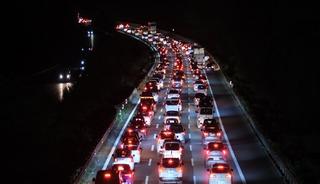 Tatilciler d&ouml;n&uuml;yor: Trafik durma noktasına geldi