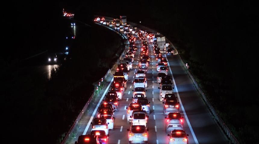 Anadolu Otoyolu D&uuml;zce ge&ccedil;işinde trafik durma noktasına geldi