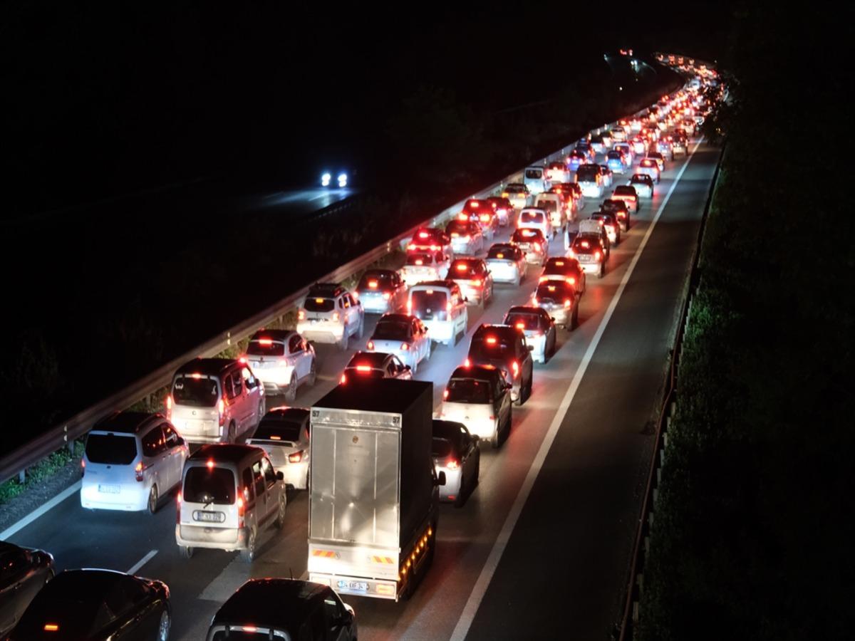 Anadolu Otoyolu Düzce geçişinde trafik durma noktasına geldi 1