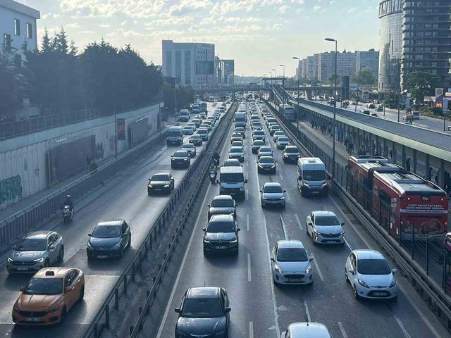 İstanbul’da bayram tatili sonrası sabah saatlerinde trafik yoğunluğu oluştu 4