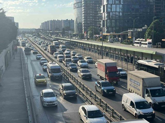İstanbul’da bayram tatili sonrası sabah saatlerinde trafik yoğunluğu oluştu 3