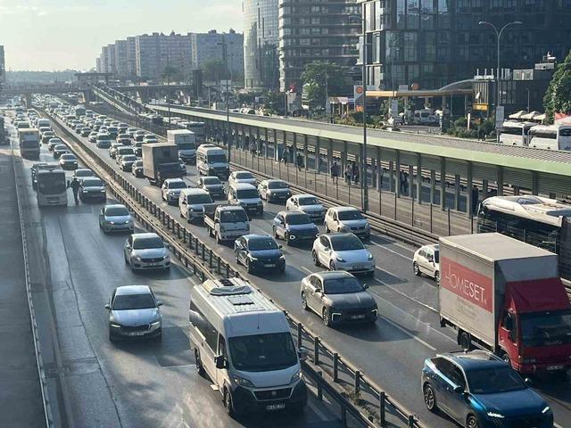 İstanbul’da bayram tatili sonrası sabah saatlerinde trafik yoğunluğu oluştu 2