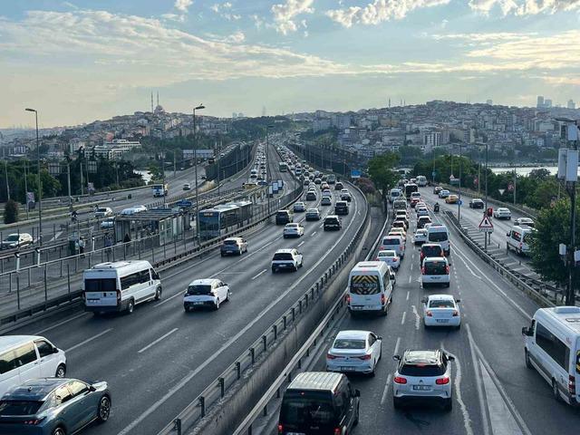 İstanbul’da bayram tatili sonrası sabah saatlerinde trafik yoğunluğu oluştu 1