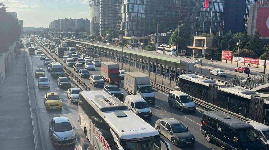 İstanbul&rsquo;da bayram tatili sonrası sabah saatlerinde trafik yoğunluğu oluştu