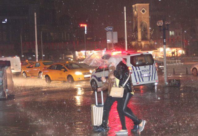 Sağanak yağış İstanbullulara zor anlar yaşattı