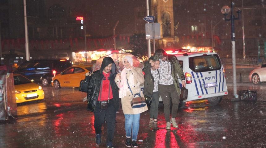 Sağanak yağış İstanbullulara zor anlar yaşattı