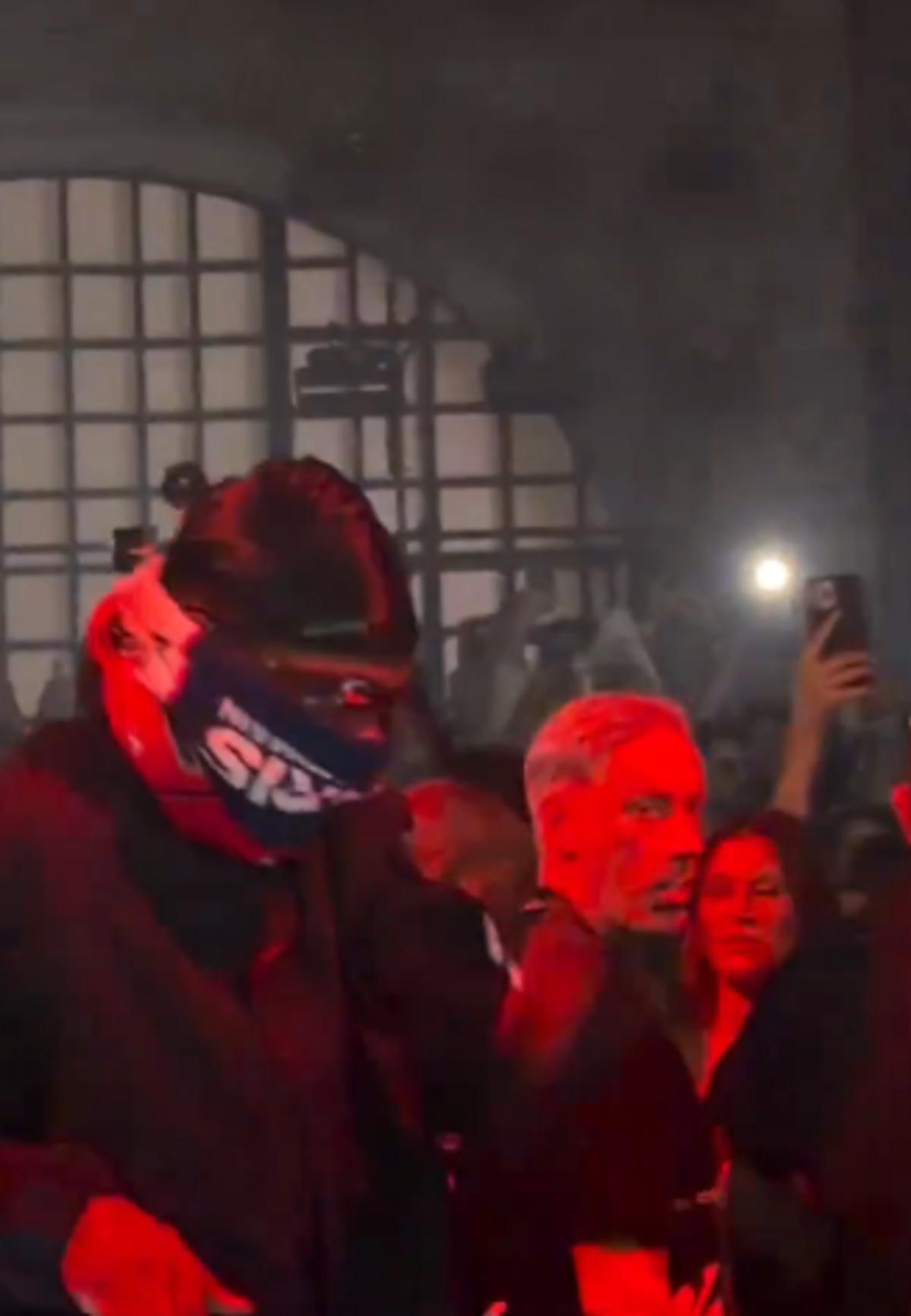 Travis Scott ın İstanbul konserine eleştiri yağdı! Yüzünü göstermedi, sahnede 20 dakika kaldı 2
