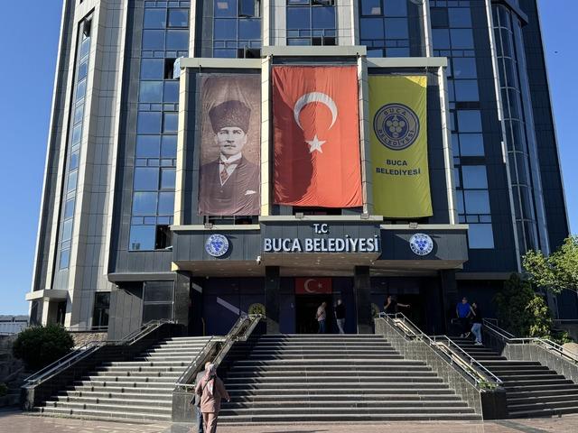 İzmir de Buca Belediyesine y&ouml;nelik operasyonda Belediye Başkanı Duman ve 52 ş&uuml;pheli yakalandı 1