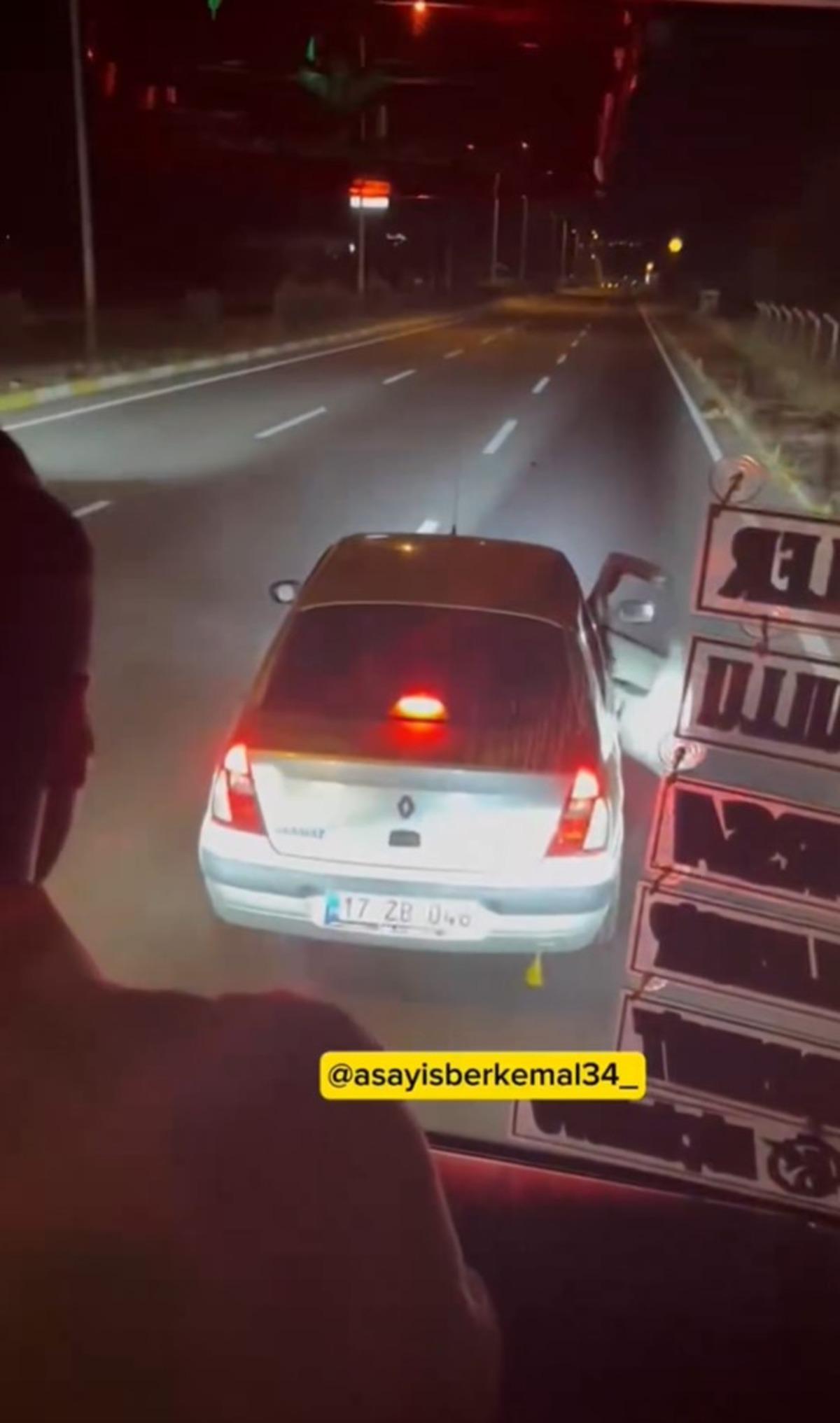 Trafik magandaları ter&ouml;r estirdi! Yol kesip saldırdılar: Korku dolu anlar kamerada 1