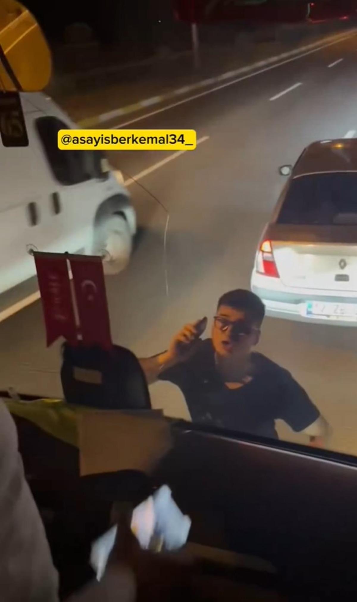 Trafik magandaları ter&ouml;r estirdi! Yol kesip saldırdılar: Korku dolu anlar kamerada 2