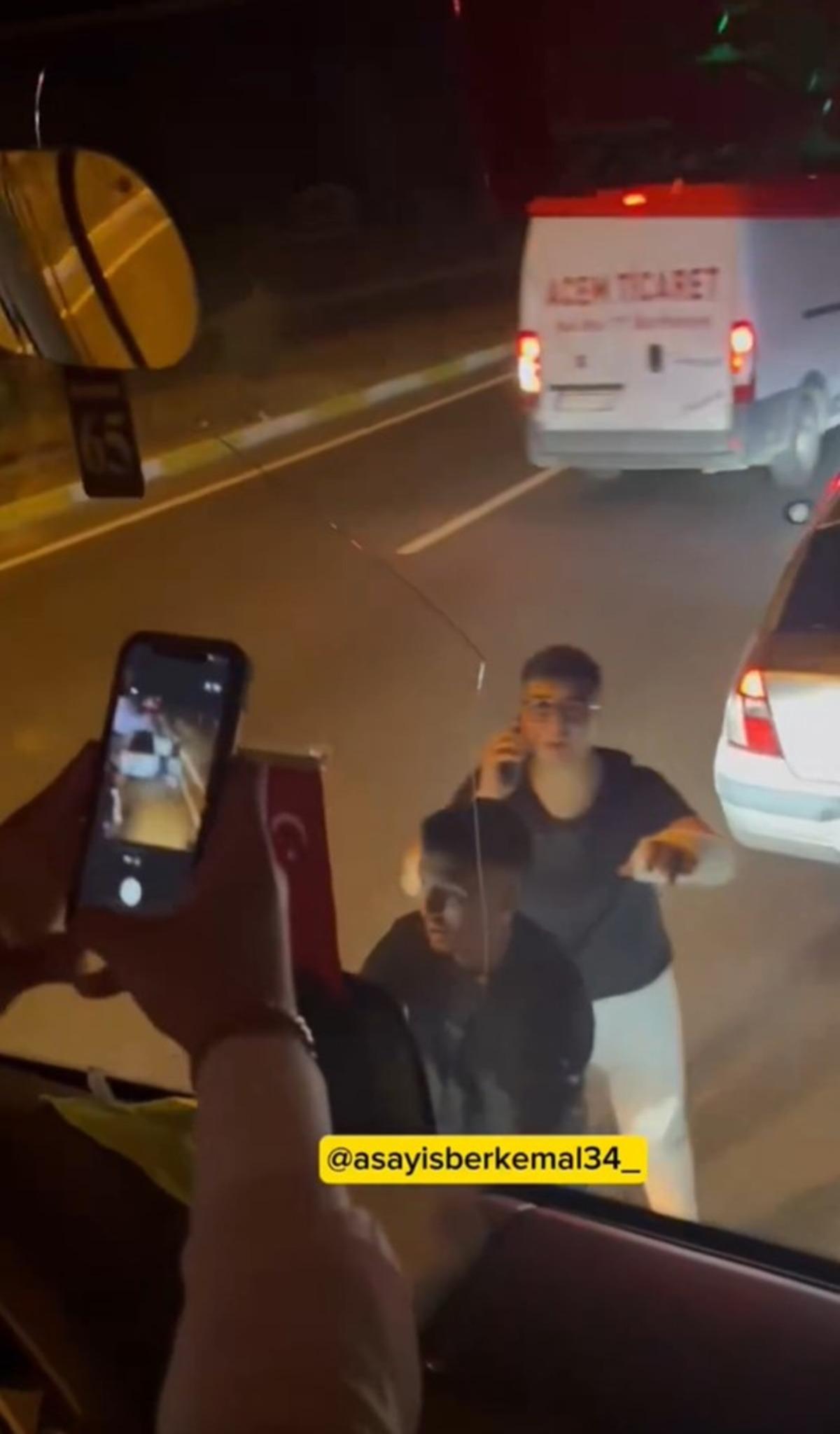 Trafik magandaları ter&ouml;r estirdi! Yol kesip saldırdılar: Korku dolu anlar kamerada 3