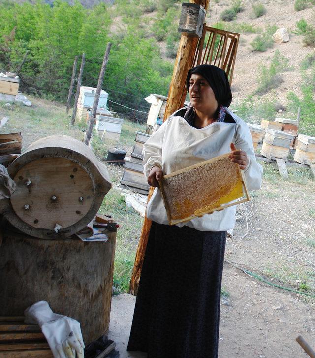 Artvinli kadın arıcı, bal üretim sezonunu açtı