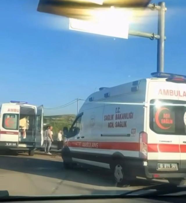 Servis minib&uuml;s&uuml;n&uuml;n lastiği patladı, direğe &ccedil;arptı: 6 yaralı 3