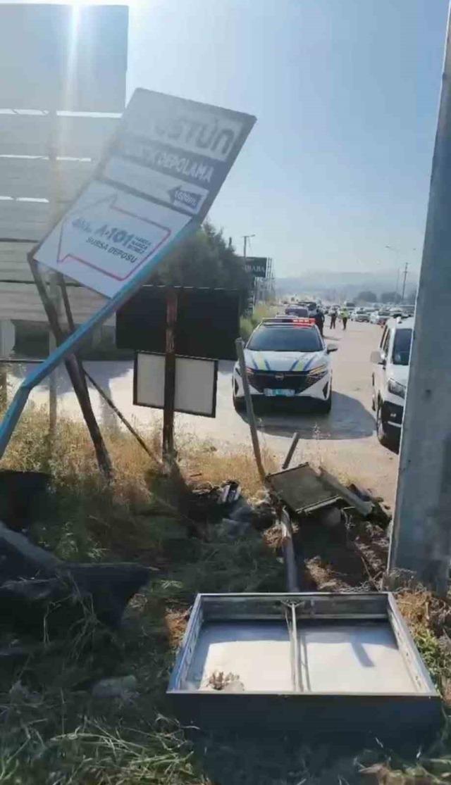 Servis minib&uuml;s&uuml;n&uuml;n lastiği patladı, direğe &ccedil;arptı: 6 yaralı 2