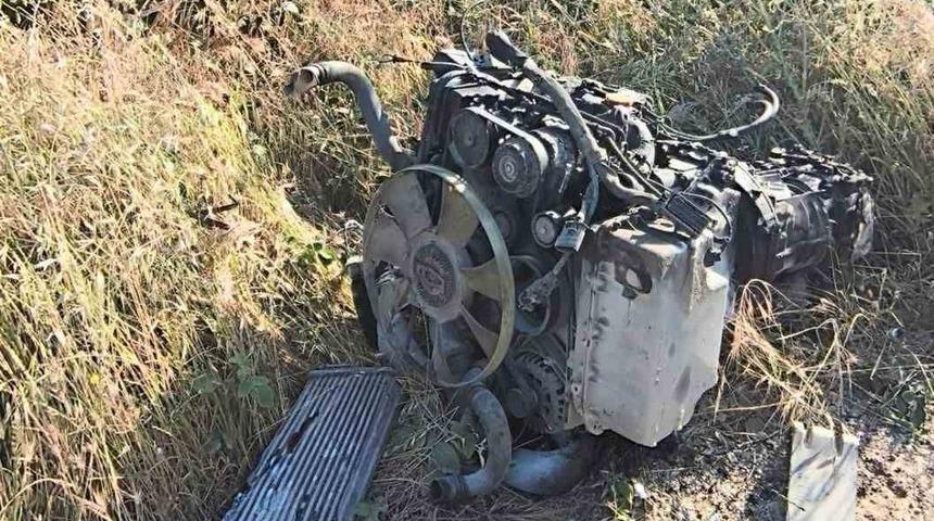 Servis minib&uuml;s&uuml;n&uuml;n lastiği patladı, direğe &ccedil;arptı: 6 yaralı