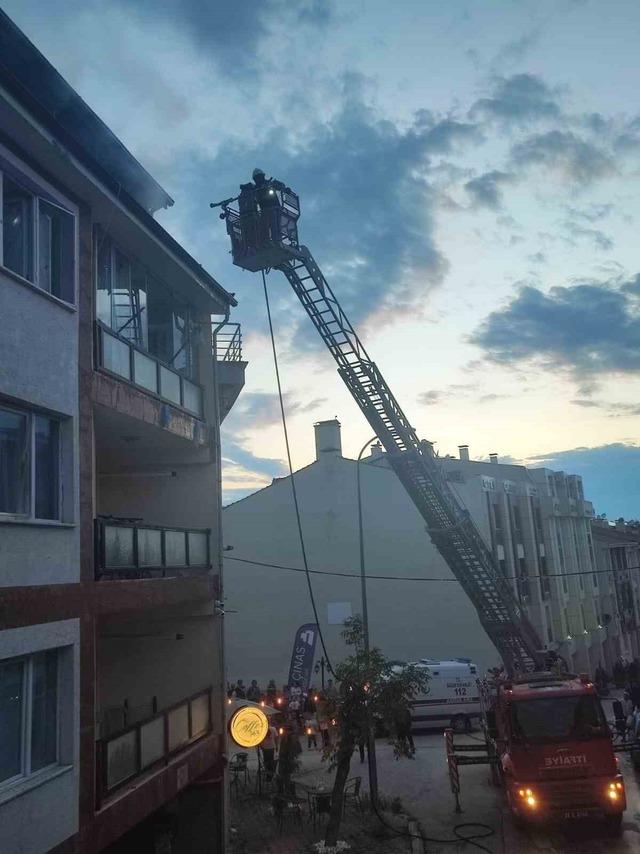 3 katlı binanın terasında &ccedil;ıkan yangın s&ouml;nd&uuml;r&uuml;ld&uuml; 6