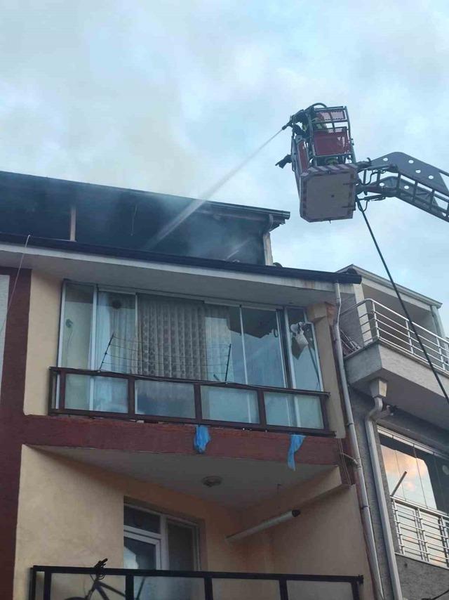 3 katlı binanın terasında &ccedil;ıkan yangın s&ouml;nd&uuml;r&uuml;ld&uuml; 2
