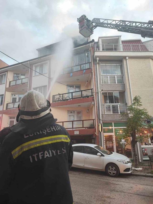 3 katlı binanın terasında &ccedil;ıkan yangın s&ouml;nd&uuml;r&uuml;ld&uuml; 1