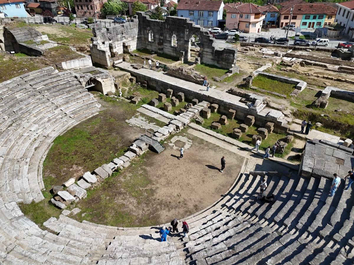 Konuralp Antik Tiyatrosu 14 bin ziyaretçi ağırladı 15