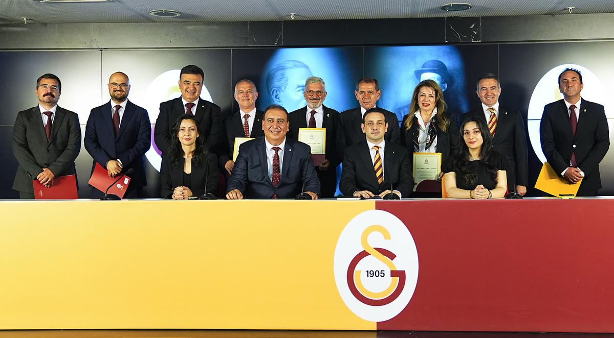 Galatasaray da yeniden başkanlığa seçilen Dursun Özbek ile yönetimi mazbatalarını aldı 1