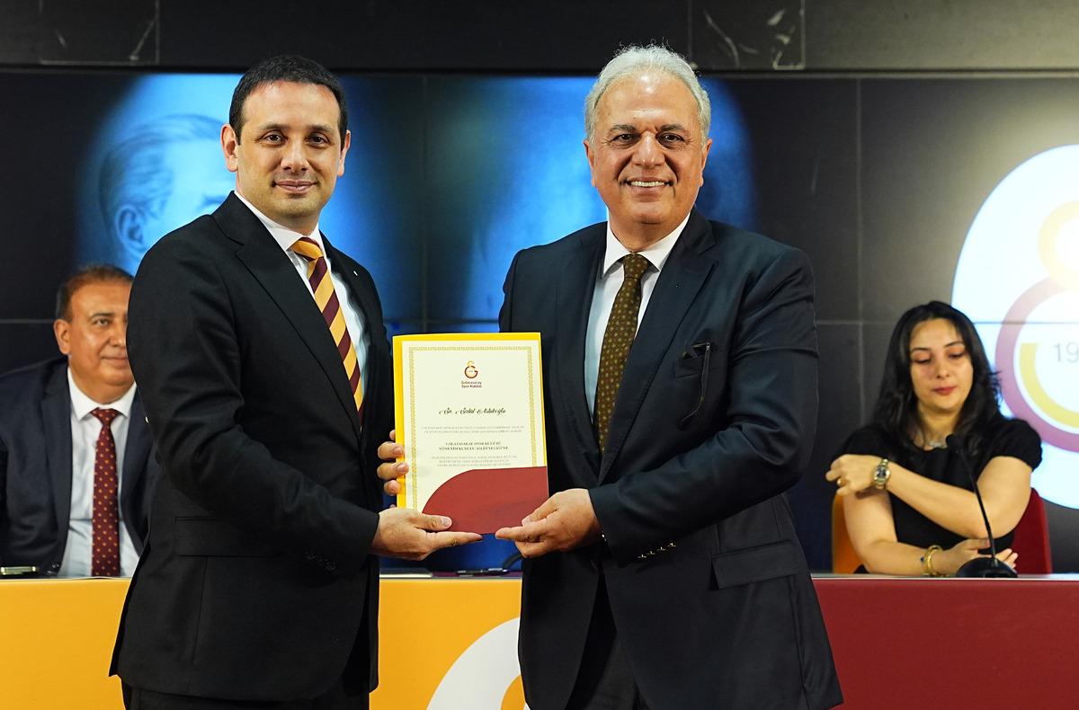 Galatasaray da yeniden başkanlığa seçilen Dursun Özbek ile yönetimi mazbatalarını aldı 3