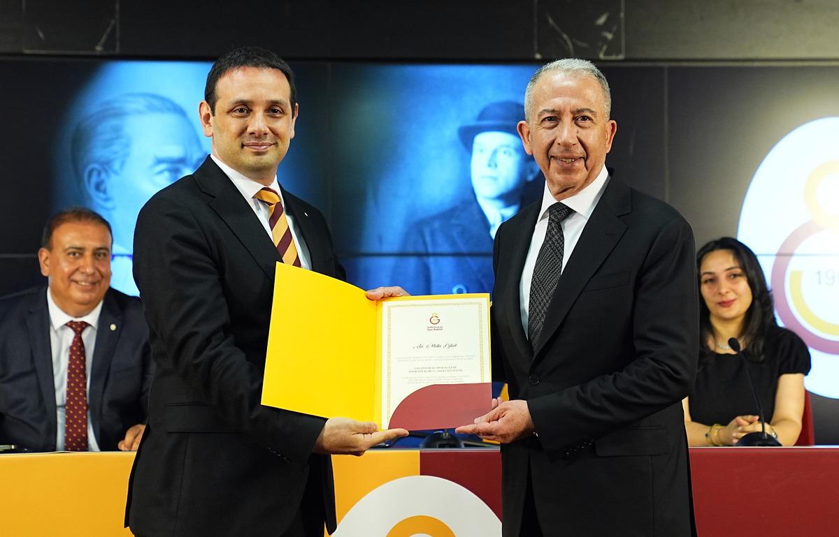 Galatasaray da yeniden başkanlığa seçilen Dursun Özbek ile yönetimi mazbatalarını aldı 2