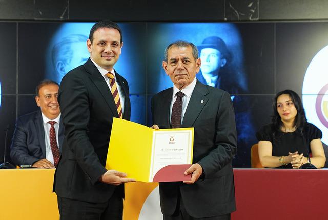 Galatasaray'da yeniden başkanlığa seçilen Dursun Özbek ile yönetimi mazbatalarını aldı