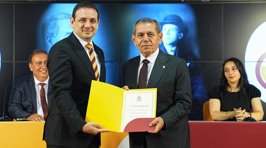 Galatasaray'da yeniden başkanlığa se&ccedil;ilen Dursun &Ouml;zbek ile y&ouml;netimi mazbatalarını aldı
