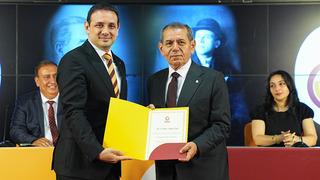 Galatasaray'da yeniden başkanlığa seçilen Dursun Özbek ile yönetimi mazbatalarını aldı