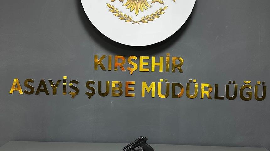 Kırşehir&rsquo;de ruhsatsız tabanca ve fişek ele ge&ccedil;irildi