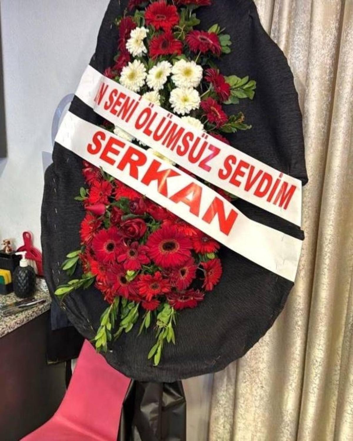 Otob&uuml;s durağındaki cinayette kan donduran detay! &Ouml;ld&uuml;rmeden &ouml;nce siyah &ccedil;elenk g&ouml;ndermiş 3