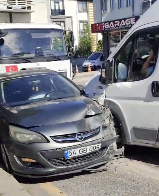Okul servisi scooterle çocuğa ardından otomobile çarptı: 2 yaralı 2