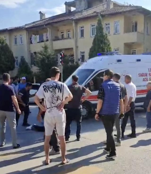 Okul servisi scooterle çocuğa ardından otomobile çarptı: 2 yaralı 1