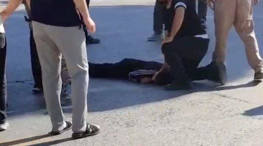 Okul servisi scooterle &ccedil;ocuğa ardından otomobile &ccedil;arptı: 2 yaralı