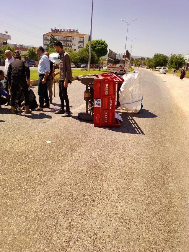 Kamyonet ile &ccedil;arpışan motosikletin s&uuml;r&uuml;c&uuml;s&uuml; yaralandı 4