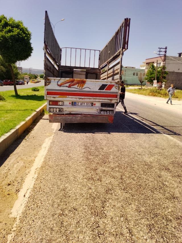 Kamyonet ile &ccedil;arpışan motosikletin s&uuml;r&uuml;c&uuml;s&uuml; yaralandı 3