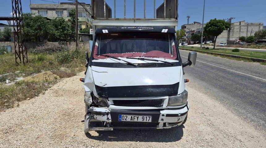 Kamyonet ile &ccedil;arpışan motosikletin s&uuml;r&uuml;c&uuml;s&uuml; yaralandı