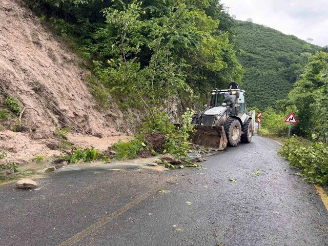 Ordu&rsquo;da heyelan nedeniyle ulaşıma kapanan 236 mahalle yolu a&ccedil;ıldı 4