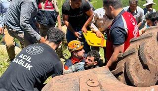 Siirt&rsquo;te trakt&ouml;r&uuml;n altında kalan s&uuml;r&uuml;c&uuml; ağır yaralandı